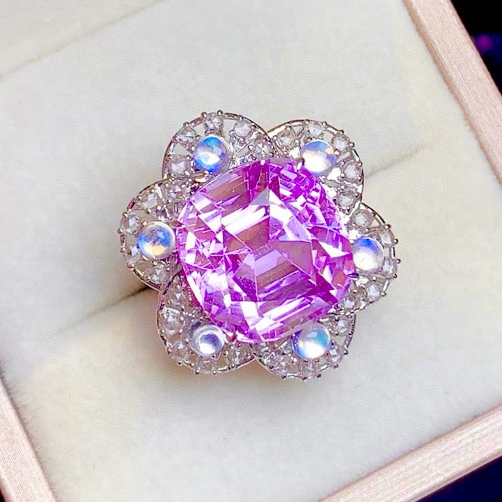 14k Gold 20.5 Ct Natural Kunzite & Moonstone Ring: Ref:231038071 // gold content:14k gold // ring size:7. 25us // // main gemstone:kunzite // shape:cushion // carat weight:20. 5ct // color:purple // treatment:natural // // adjacent gemstone 2 :