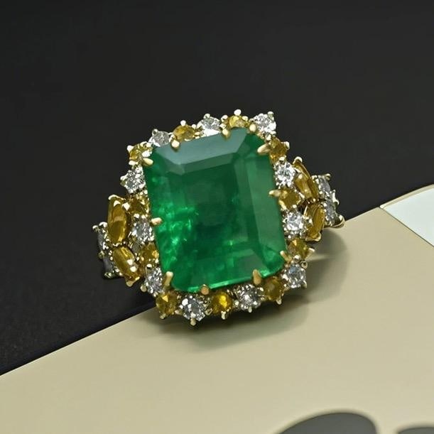 14k Gold 7.64 Ctw Vivid Green Natural Emerald & Diamond Ring - 2