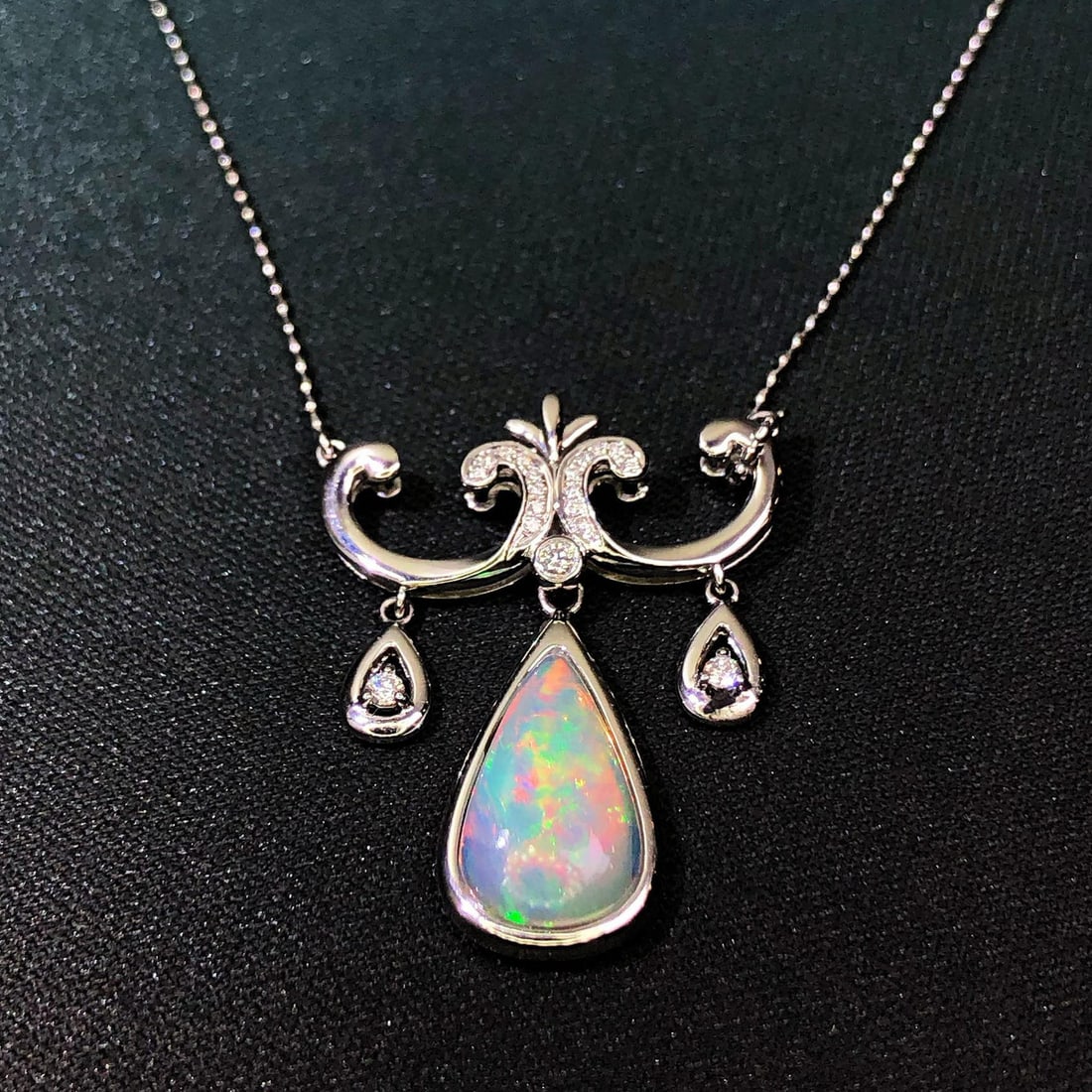 14k Gold 1.46 Ctw Natural Opal & Diamond Necklace: Ref:231038104 // gold content:14k gold // main gemstone:opal // shape:pear // carat weight:1. 35ct // color:color // treatment:natural // // adjacent gemstone 2 : diamond // shape:round // carat