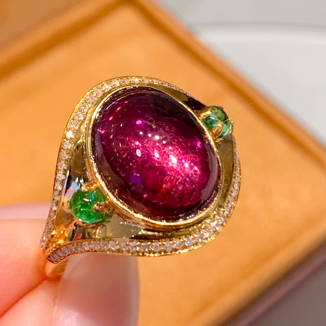 14k Gold 4 Ct Natural Tourmaline & Diamond Ring: Ref:231038120 // gold content:14k gold // ring size:7. 25us // // main gemstone:tourmaline // shape:oval // carat weight:4ct // color:red // treatment:natural // // adjacent gemstone 2 : diamond //