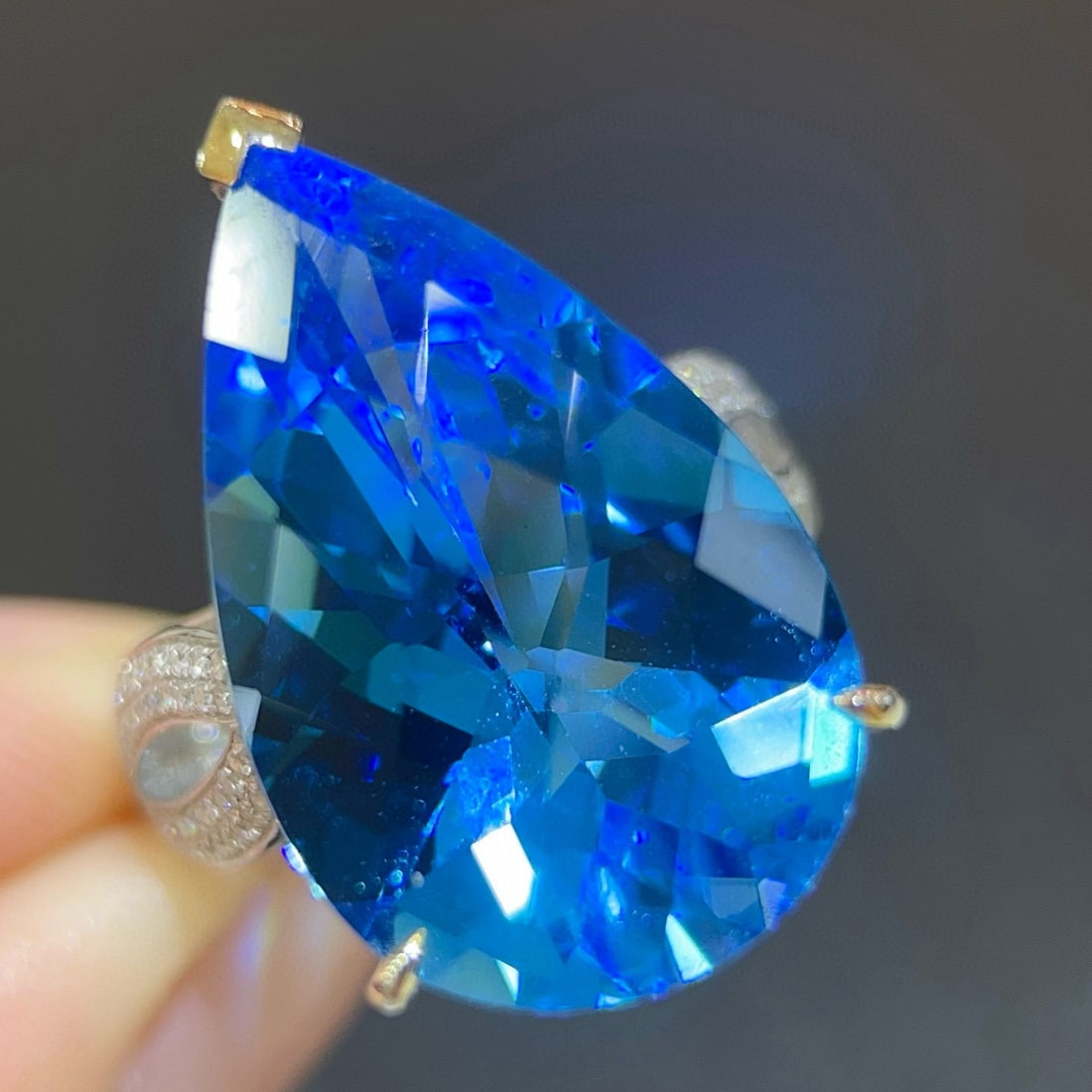 14k Gold 16.94 Ctw Natural Topaz & Diamond Ring: Ref:231038124 // gold content:14k gold // ring size:7. 25us // // main gemstone:topaz // shape:pear // carat weight:16. 7ct // color:blue // treatment:natural // // adjacent gemstone 2 : diamond // sh