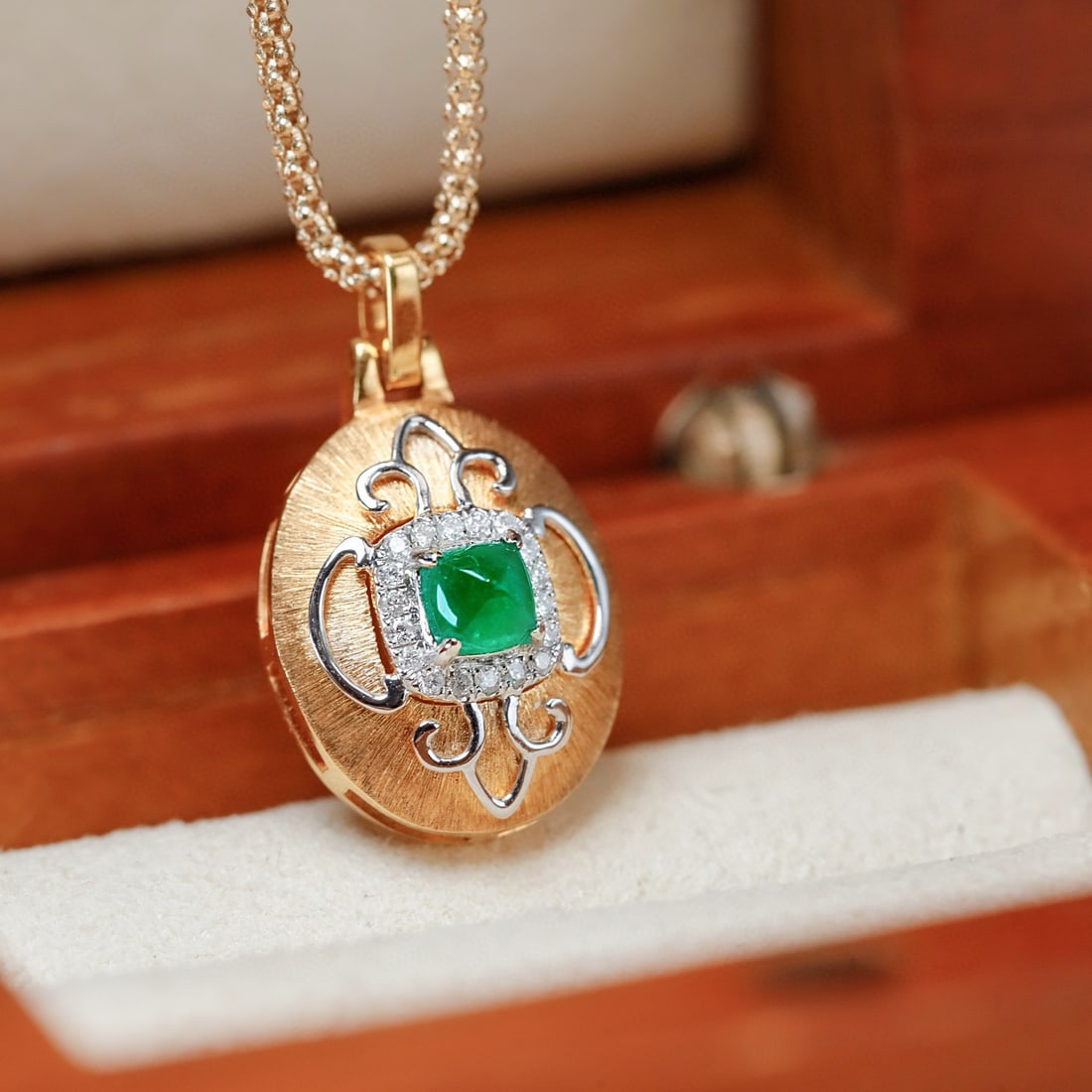 14k Gold 0.27 Ctw Vivid Green Natural Emerald & Diamond Pendant( Without Chain ): Ref:231038141 // gold content:14k gold // main gemstone:emerald // shape:suger-loaf // carat weight:0. 22ct // color:vivid green // treatment:natural // // adjacent gemstone 2 : diamond //