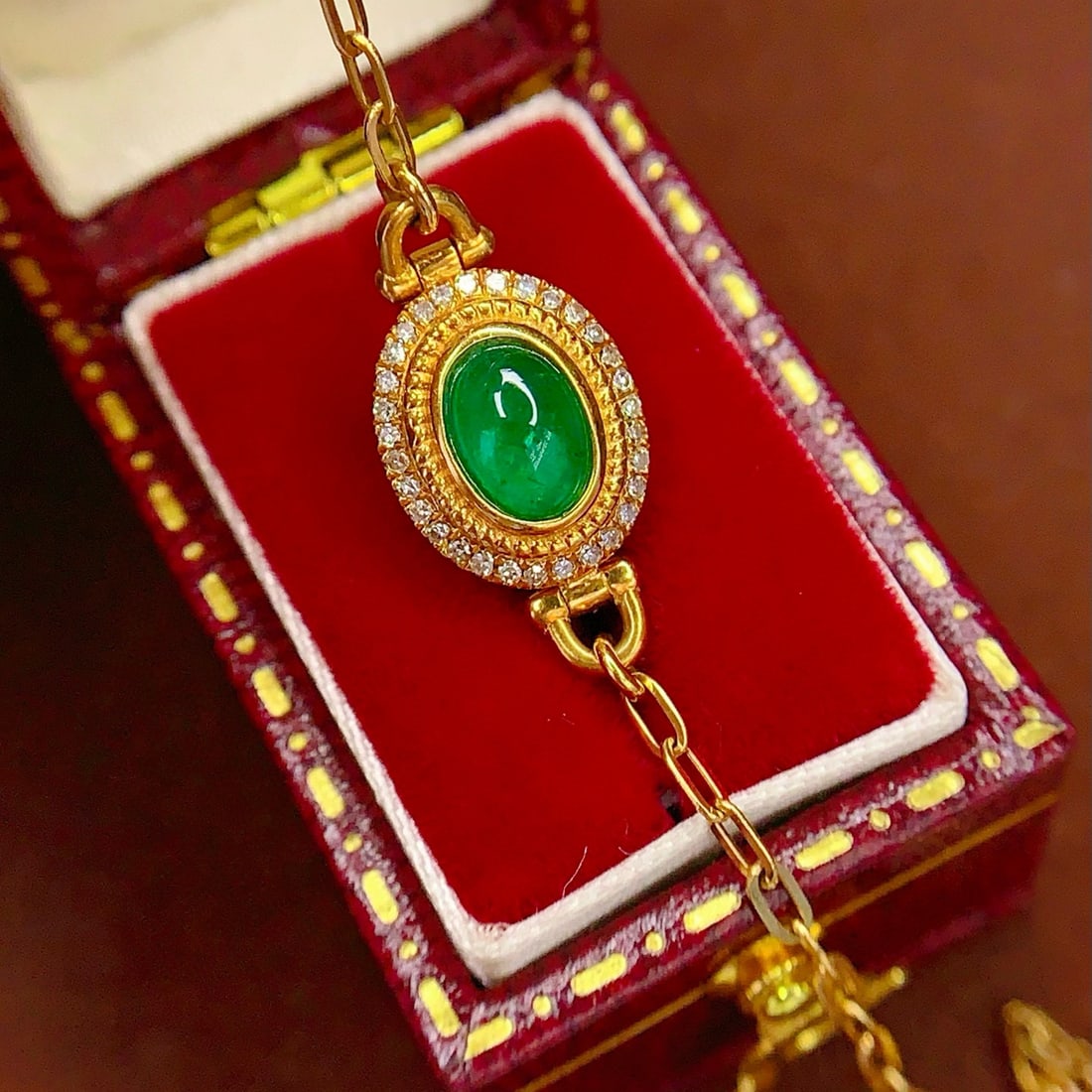 14k Gold 0.7 Ct Vivid Green Natural Emerald & Diamond Bracelet: Ref:231038142 // gold content:14k gold // main gemstone:emerald // shape:oval // carat weight:0. 7ct // color:vivid green // treatment:natural // // adjacent gemstone 2 : diamond // number of