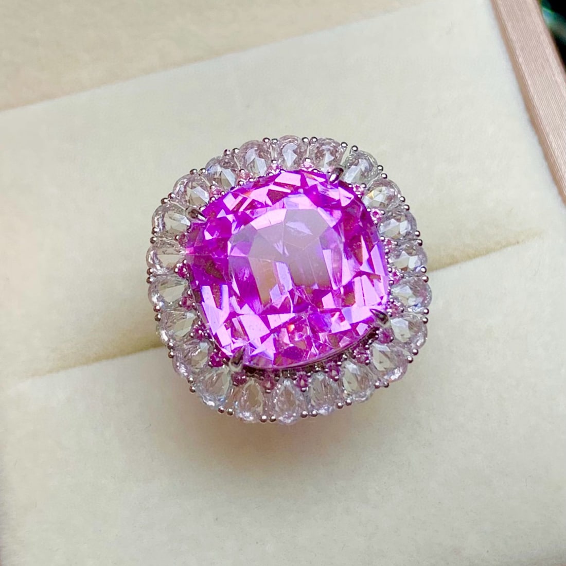 14k Gold 17.5 Ct Natural Kunzite & Sapphire Ring: Ref:231038157 // gold content:14k gold // ring size:7. 25us // // main gemstone:kunzite // shape:cushion // carat weight:17. 5ct // color:purple // treatment:natural // // adjacent gemstone 2 :