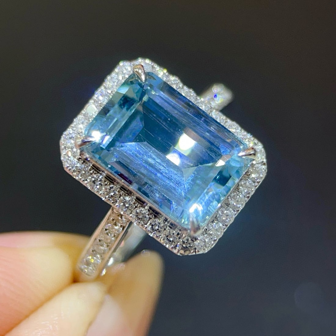 14k Gold 3.1 Ct Natural Aquamarine & Diamond Ring: Ref:231038169 // gold content:14k gold // ring size:7. 25us // // main gemstone:aquamarine // shape:octagonal // carat weight:3. 1ct // color:blue // treatment:natural // // adjacent gemstone 2 : diam