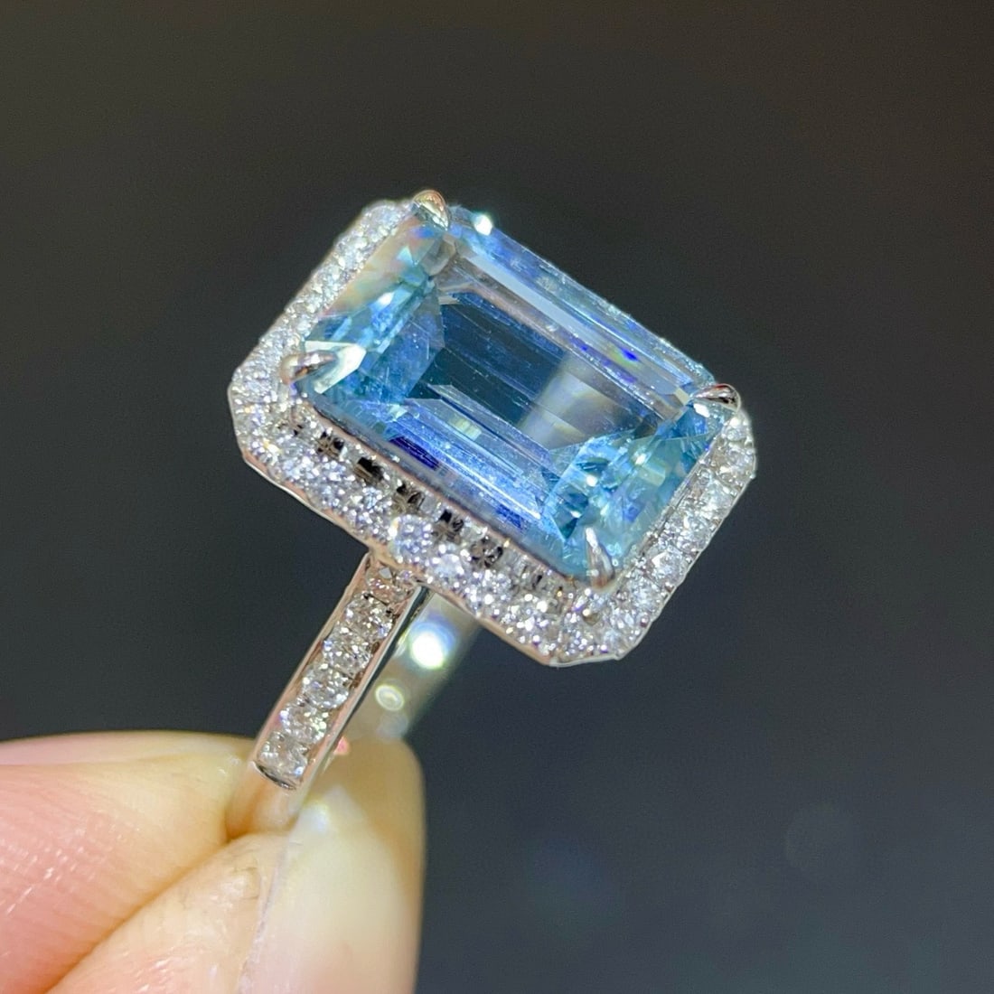 14k Gold 3.1 Ct Natural Aquamarine & Diamond Ring - 3