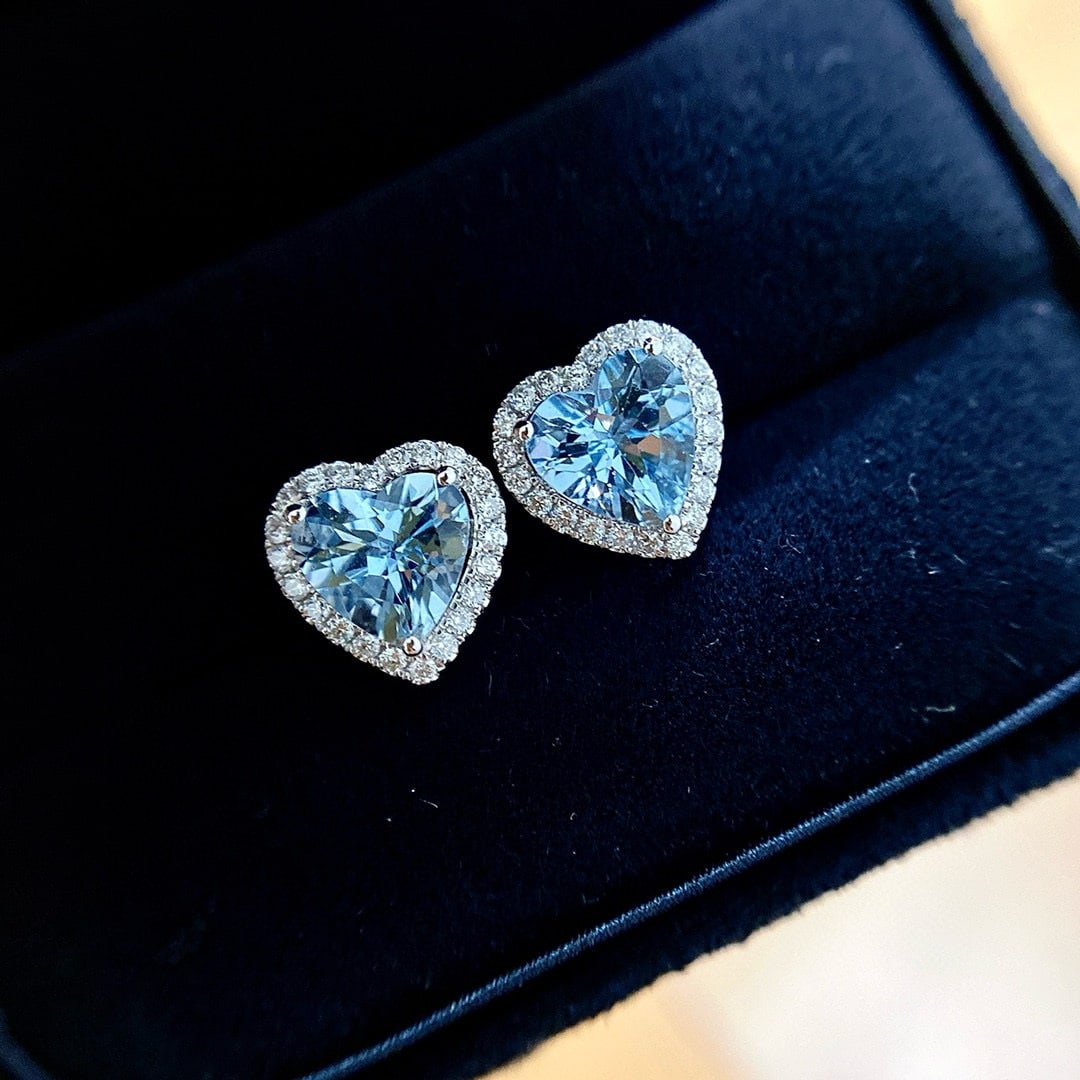 14k Gold 2.26 Ctw Natural Aquamarine & Diamond Earrings: Ref:231038220 // gold content:14k gold // main gemstone:aquamarine // shape:heart // carat weight:2ct // color:santa maria color // treatment:natural // // adjacent gemstone 2 : diamond // shape:round