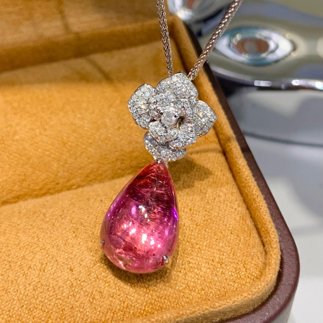 14k Gold 6.8 Ct Natural Tourmaline & Diamond Pendant( Without Chain ): Ref:231038221 // gold content:14k gold // main gemstone:tourmaline // shape:pear // carat weight:6. 8ct // color:pink // treatment:natural // // adjacent gemstone 2 : diamond // shape:round //