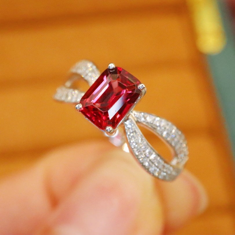 14k Gold 1.32 Ctw Natural Spinel & Diamond Ring: Ref:231038227 // gold content:14k gold // ring size:7. 25us // // main gemstone:spinel // shape:octagonal // carat weight:1. 08ct // color:red // treatment:natural // // adjacent gemstone 2 : diamond 