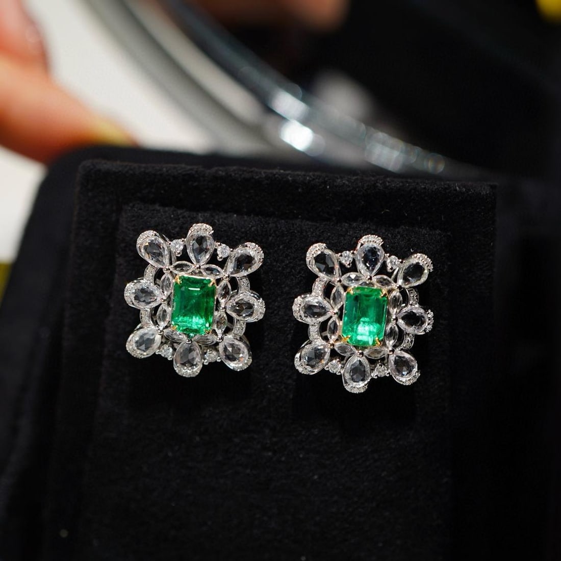 14k Gold 1.7 Ct Natural Emerald & Sapphire & Diamond Earrings: Ref:231038231 // gold content:14k gold // main gemstone:emerald // shape:octagonal // carat weight:1. 7ct // color:green // treatment:natural // // adjacent gemstone 2 : sapphire // shape:multiply //