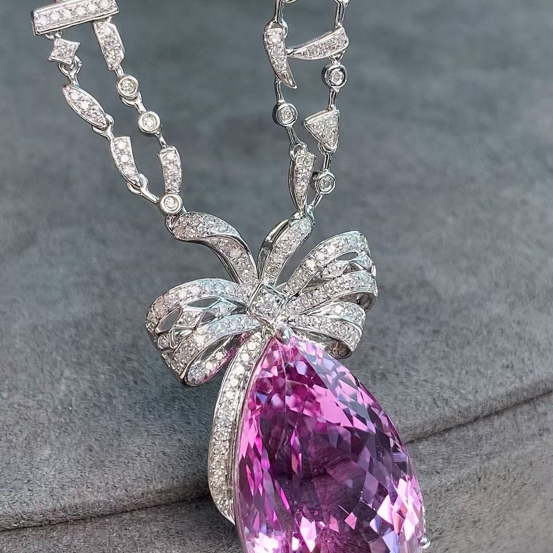14k Gold 27.19 Ctw Natural Kunzite & Diamond Necklace: Ref:231038254 // gold content:14k gold // main gemstone:kunzite // shape:pear // carat weight:26. 70ct // color:purple // treatment:natural // // adjacent gemstone 2 : diamond // shape:round // carat