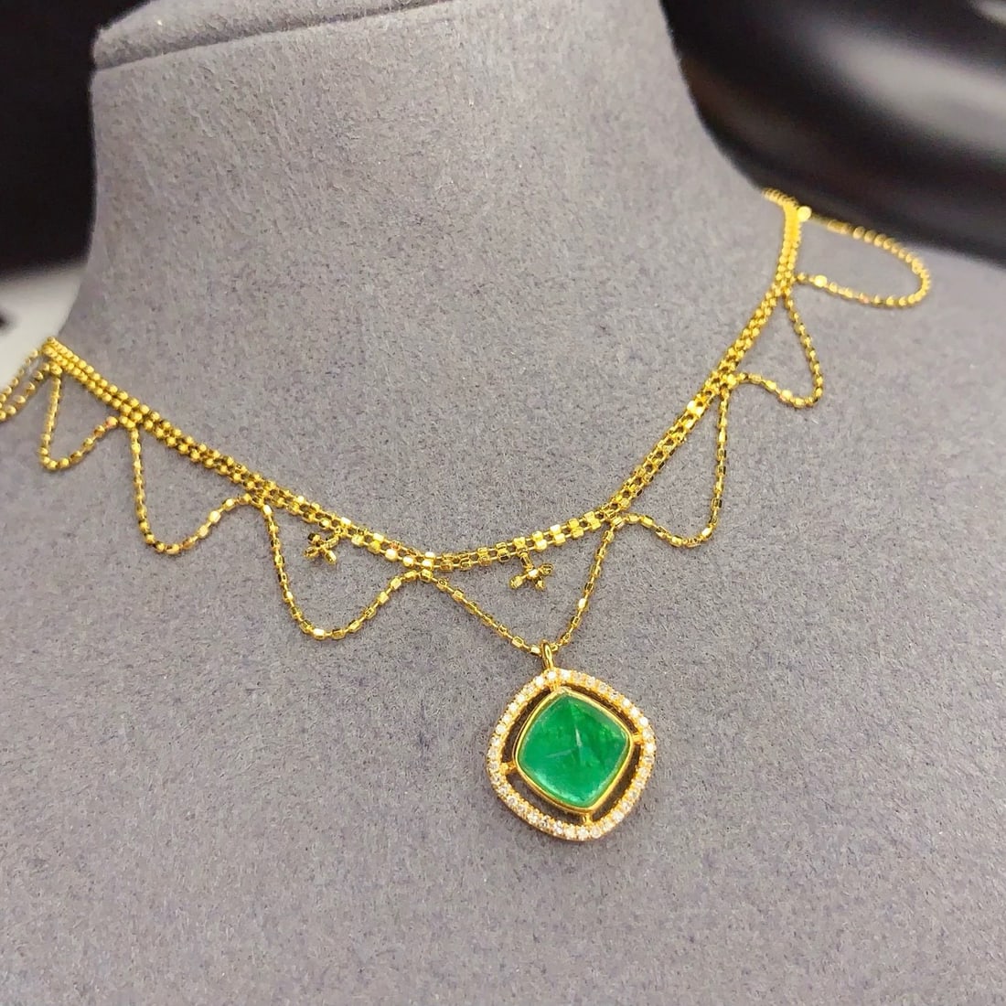14k Gold 1.8 Ct Vivid Green Natural Emerald & Diamond Necklace - 3