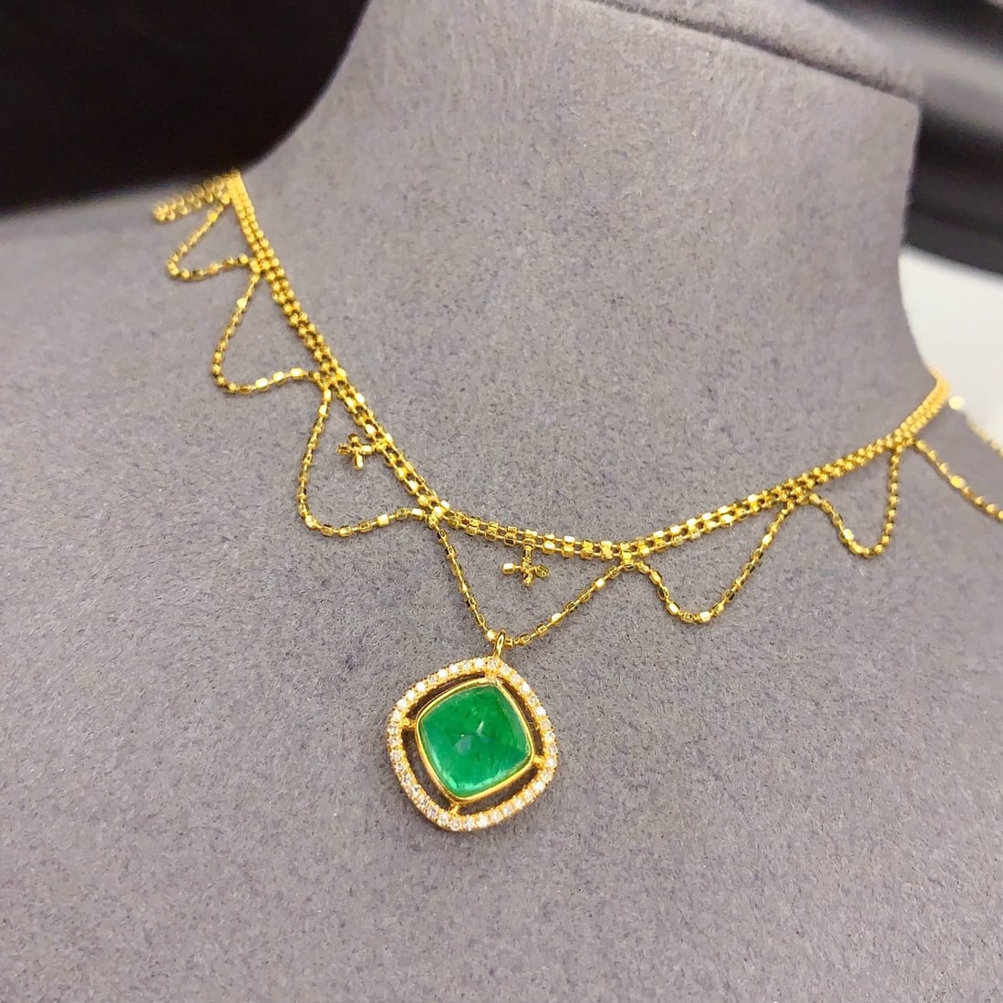 14k Gold 1.8 Ct Vivid Green Natural Emerald & Diamond Necklace - 4