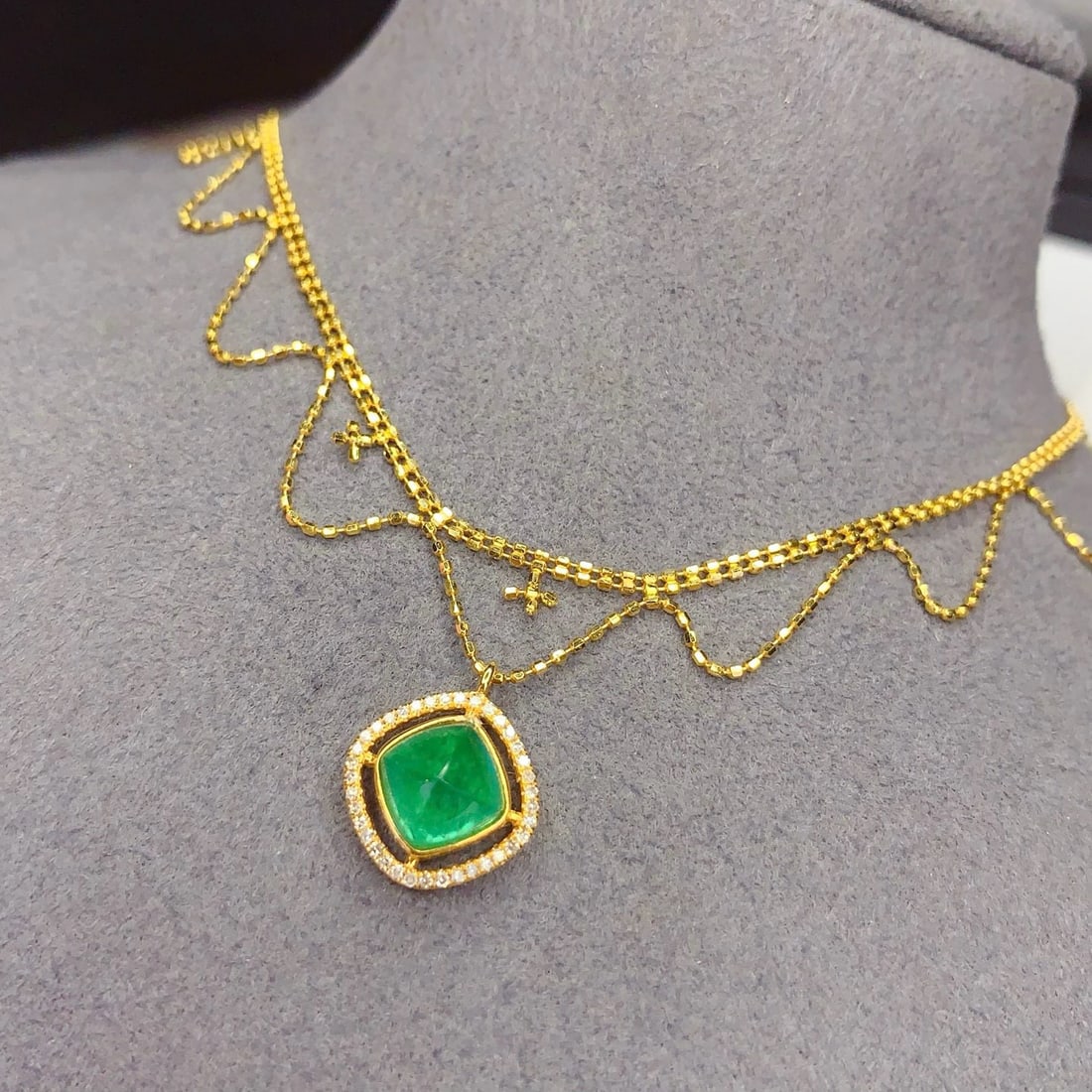 14k Gold 1.8 Ct Vivid Green Natural Emerald & Diamond Necklace - 5