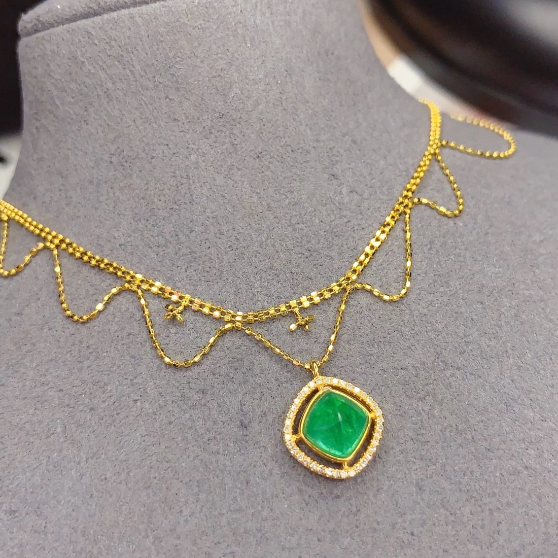 14k Gold 1.8 Ct Vivid Green Natural Emerald & Diamond Necklace - 6