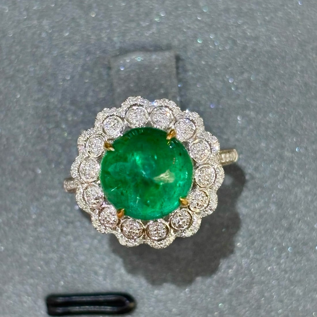 14k Gold 4 Ct Vivid Green Natural Emerald & Diamond Ring: Ref:231038270 // gold content:14k gold // ring size:7. 25us // // main gemstone:emerald // shape:round // carat weight:4ct // color:vivid green // treatment:natural // cut grade:g // // adjacent