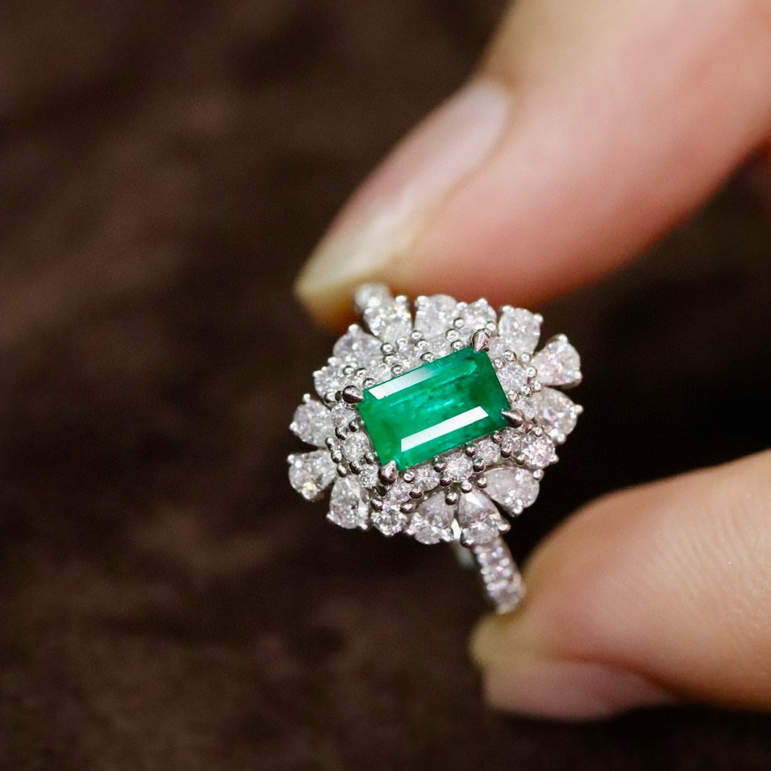 14k Gold 1.74 Ctw Vivid Green Natural Emerald & Diamond Ring: Ref:231038278 // gold content:14k gold // ring size:7. 25us // // main gemstone:emerald // shape:octagonal // carat weight:0. 85ct // color:vivid green // treatment:natural // // adjacent gemstone 2