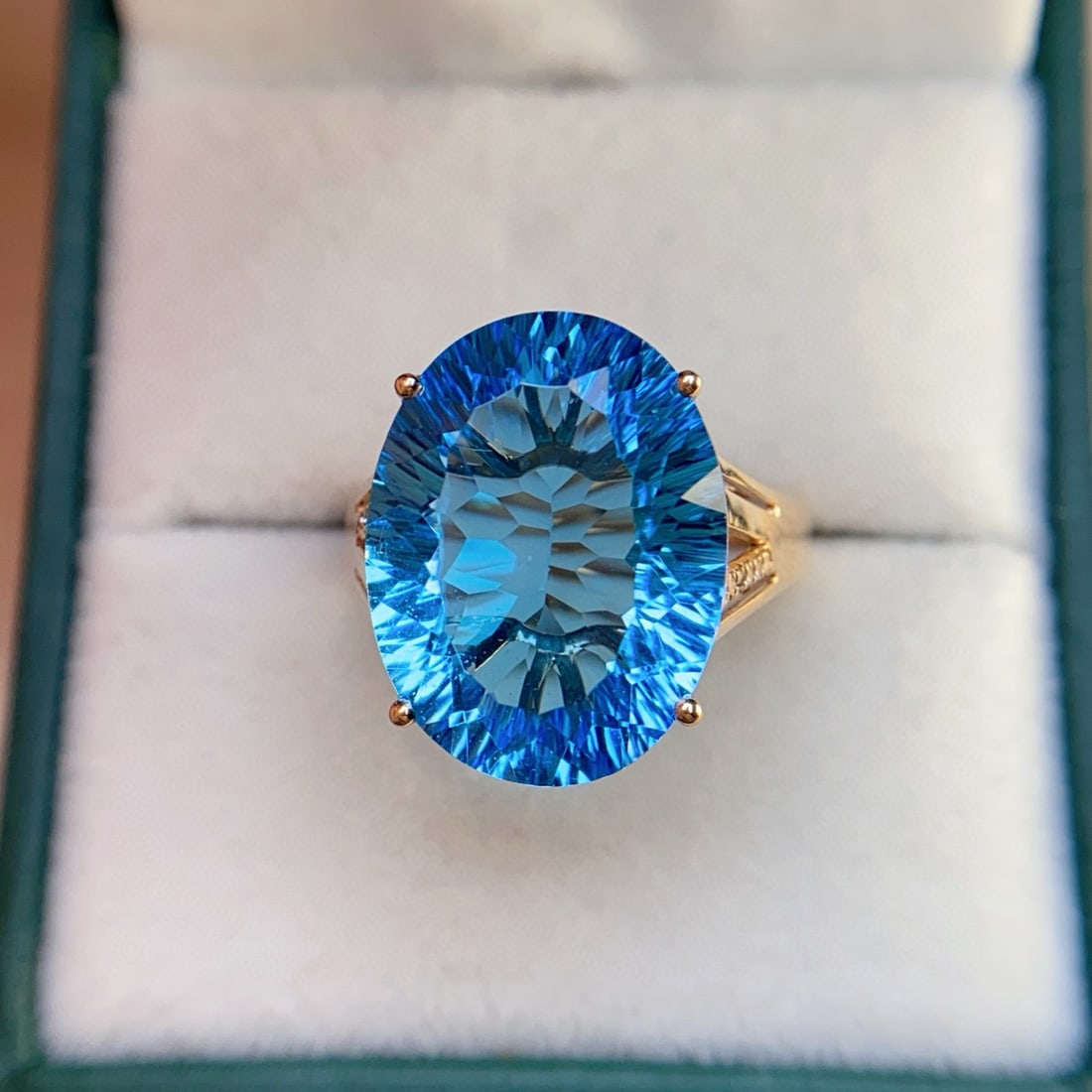 14k Gold 11.80 Ct Natural Topaz & Diamond Ring: Ref:231038314 // gold content:14k gold // ring size:7. 25us // // main gemstone:topaz // shape:oval // carat weight:11. 80ct // color:blue // treatment:natural // // adjacent gemstone 2 : diamond // n