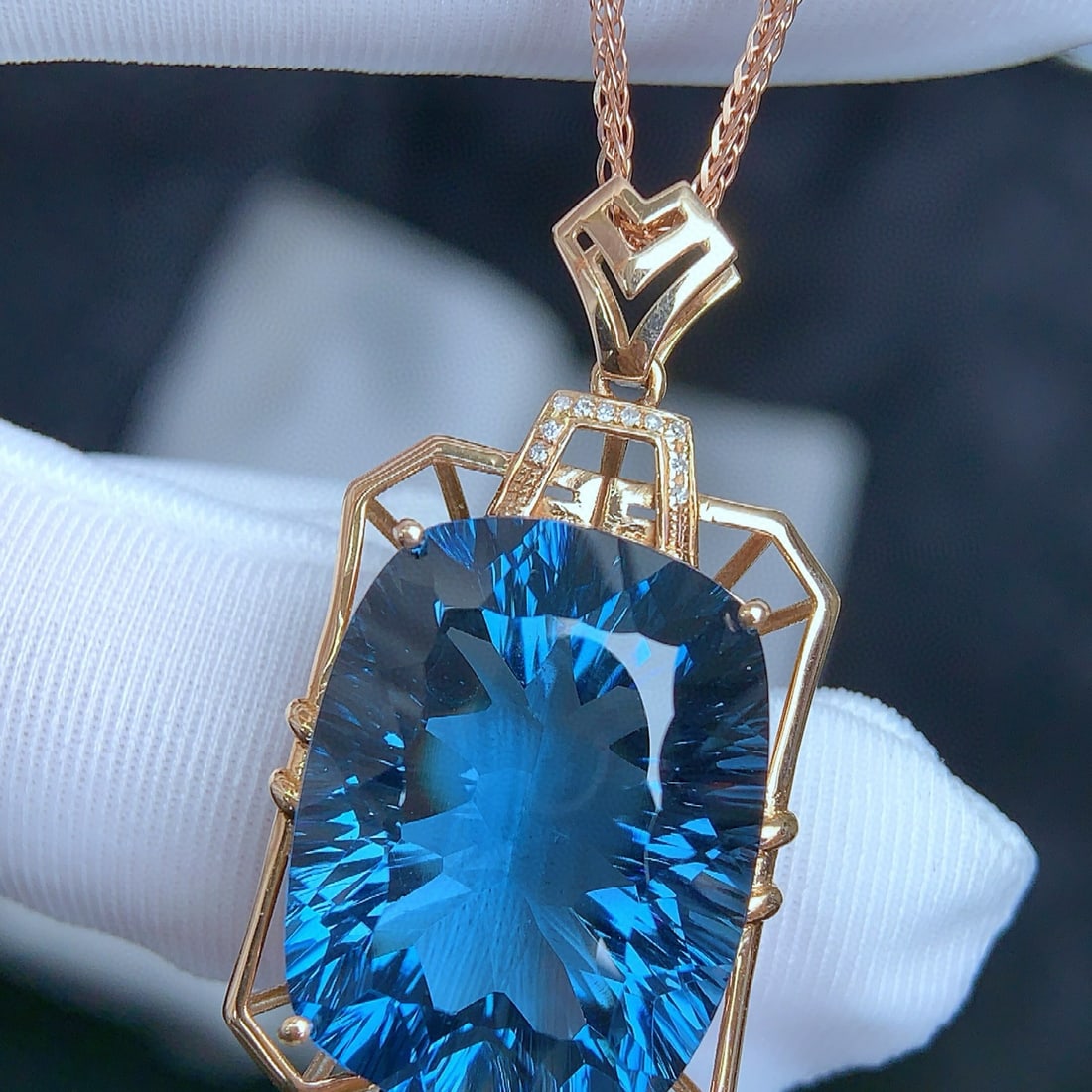 14k Gold 27.65 Ct Natural Topaz & Diamond Pendant( Without Chain ): Ref:231038317 // gold content:14k gold // main gemstone:topaz // shape:cushion // carat weight:27. 65ct // color:blue // treatment:natural // // adjacent gemstone 2 : diamond // shape:round //