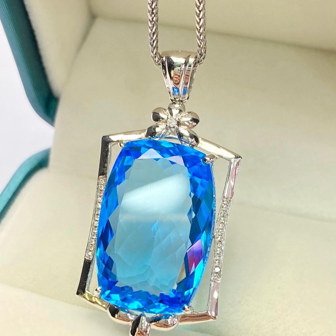 14k Gold 30.0 Ct Natural Topaz & Diamond Pendant( Without Chain ): Ref:231038319 // gold content:14k gold // main gemstone:topaz // shape:cushion // carat weight:30. 0ct // color:blue // treatment:natural // // adjacent gemstone 2 : diamond // number of stones:26 //