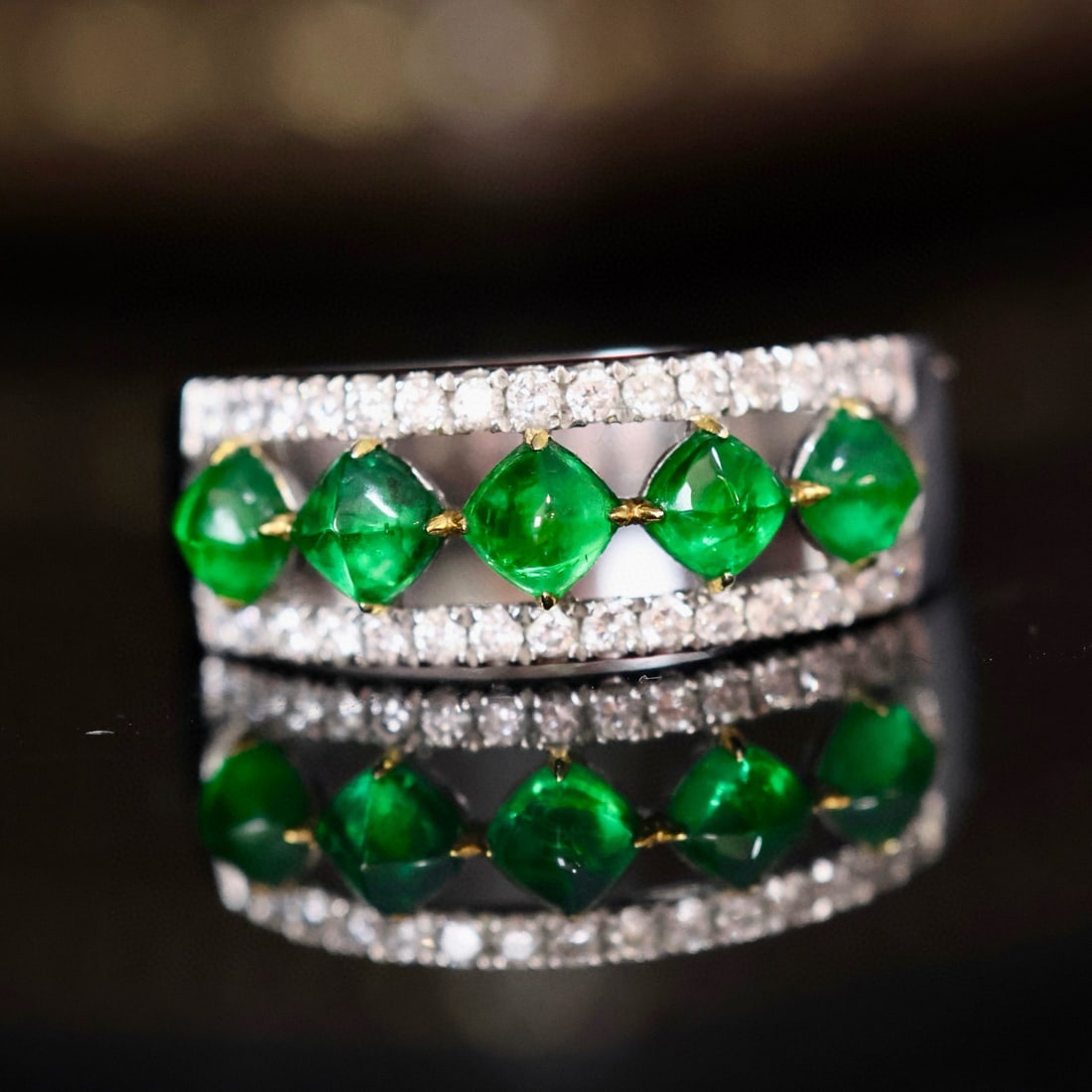 14k Gold 0.97 Ctw Vivid Green Natural Emerald & Diamond Ring: Ref:231038325 // gold content:14k gold // ring size:7. 25us // // main gemstone:emerald // shape:suger-loaf // carat weight:0. 73ct // color:vivid green // treatment:natural // // adjacent gemstone 2