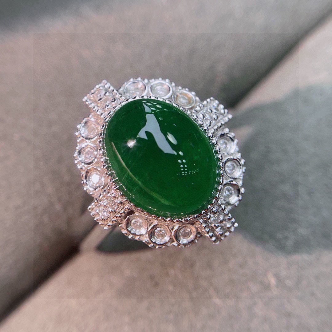14k Gold 4.6 Ct Vivid Green Natural Emerald & Diamond Ring: Ref:231038326 // gold content:14k gold // ring size:7. 25us // // main gemstone:emerald // shape:oval // carat weight:4. 6ct // color:vivid green // treatment:natural // // adjacent gemstone 2 :