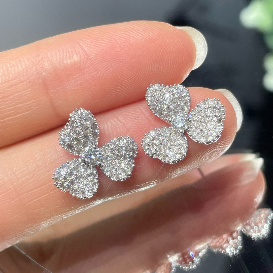 14k Gold 1 Ct Natural H Diamond Earrings: Ref:231038350 // gold content:14k gold // main gemstone:diamond // shape:round // carat weight:1ct // clarity grade:vs-si // color:h // treatment:natural // cut grade:g // Condition: New Low Estimate: