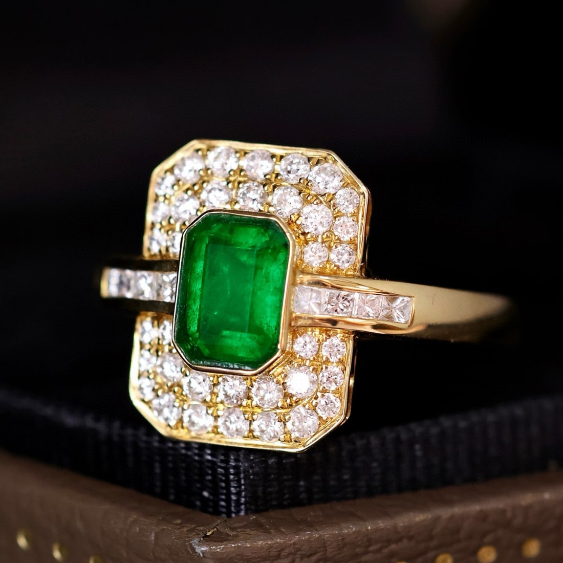 14k Gold 1.33 Ctw Vivid Green Natural Emerald & Diamond Ring: Ref:231038372 // gold content:14k gold // ring size:7. 25us // // main gemstone:emerald // shape:octagonal // carat weight:0. 84ct // color:vivid green // treatment:natural // // adjacent gemstone 2