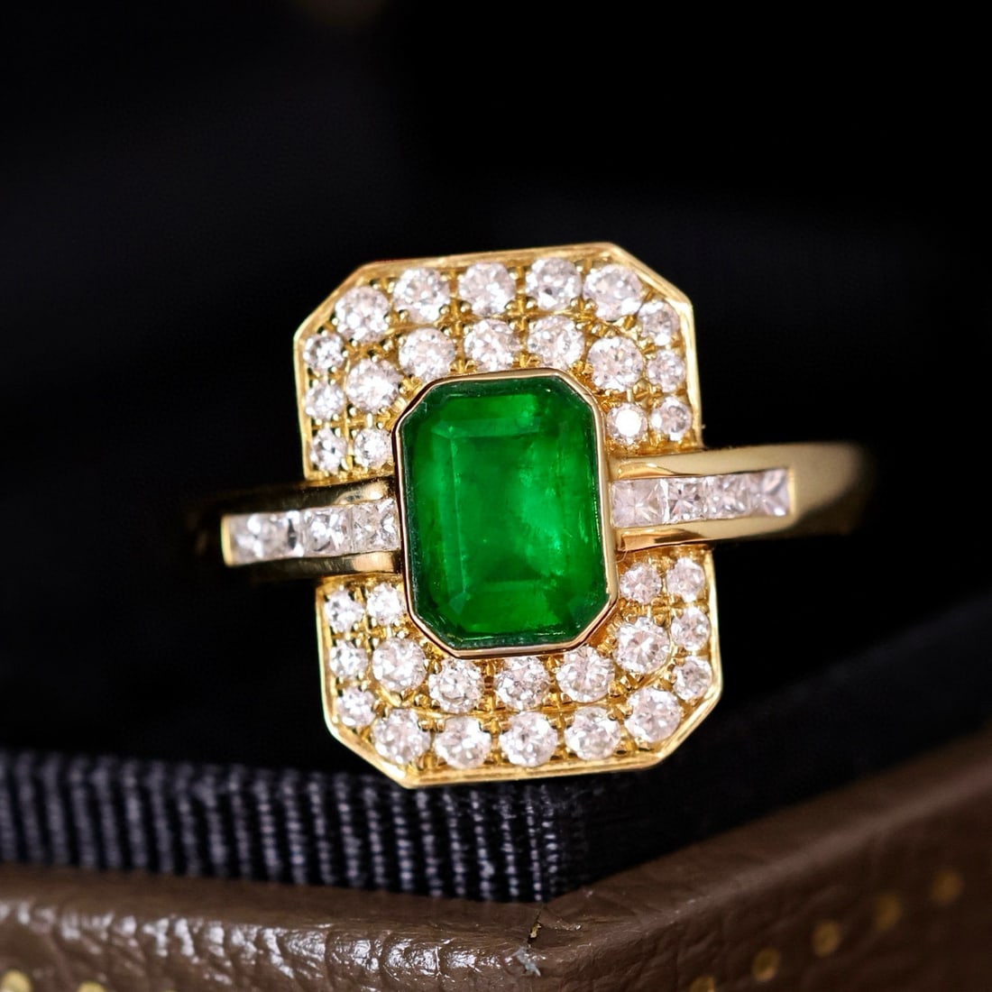 14k Gold 1.33 Ctw Vivid Green Natural Emerald & Diamond Ring - 2