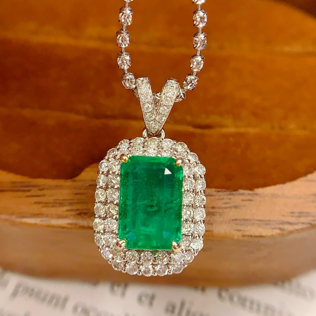 14k Gold 3 Ct Vivid Green Natural Emerald & Diamond Pendant( Without Chain ): Ref:231038373 // gold content:14k gold // main gemstone:emerald // shape:octagonal // carat weight:3ct // color:vivid green // treatment:natural // // adjacent gemstone 2 : diamond // number of