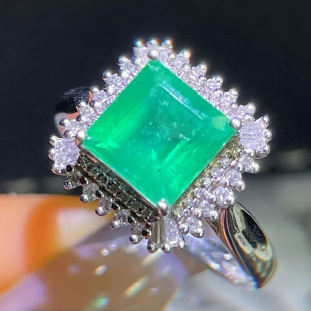 14k Gold 2.84 Ct Natural Emerald & Diamond Ring: Ref:231038374 // gold content:14k gold // ring size:7. 25us // // main gemstone:emerald // shape:octagonal // carat weight:2. 84ct // color:green // treatment:natural // // adjacent gemstone 2 :