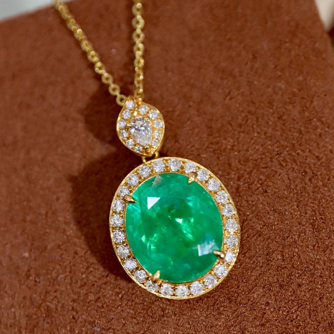 14k Gold 6.37 Ctw Vivid Green Natural Emerald & Diamond Pendant( Without Chain ): Ref:231038382 // gold content:14k gold // main gemstone:emerald // shape:oval // carat weight:5. 90ct // color:vivid green // treatment:natural // // adjacent gemstone 2 : diamond // shape:round //