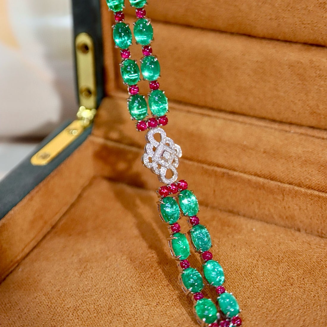 14k Gold 14.03 Ctw Natural Emerald & Diamond Bracelet: Ref:231038383 // gold content:14k gold // main gemstone:emerald // shape:oval // carat weight:13. 8ct // color:green // treatment:natural // // adjacent gemstone 2 : diamond // shape:round // carat