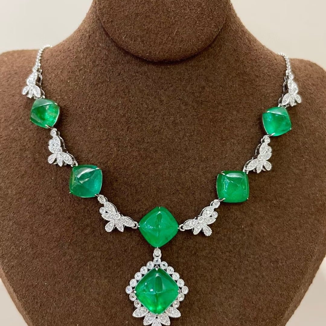 14k Gold 13.5 Ct Vivid Green Natural Emerald & Diamond Necklace: Ref:231038384 // gold content:14k gold // main gemstone:emerald // shape:suger-loaf // carat weight:13. 5ct // color:vivid green // treatment:natural // // adjacent gemstone 2 : diamond //