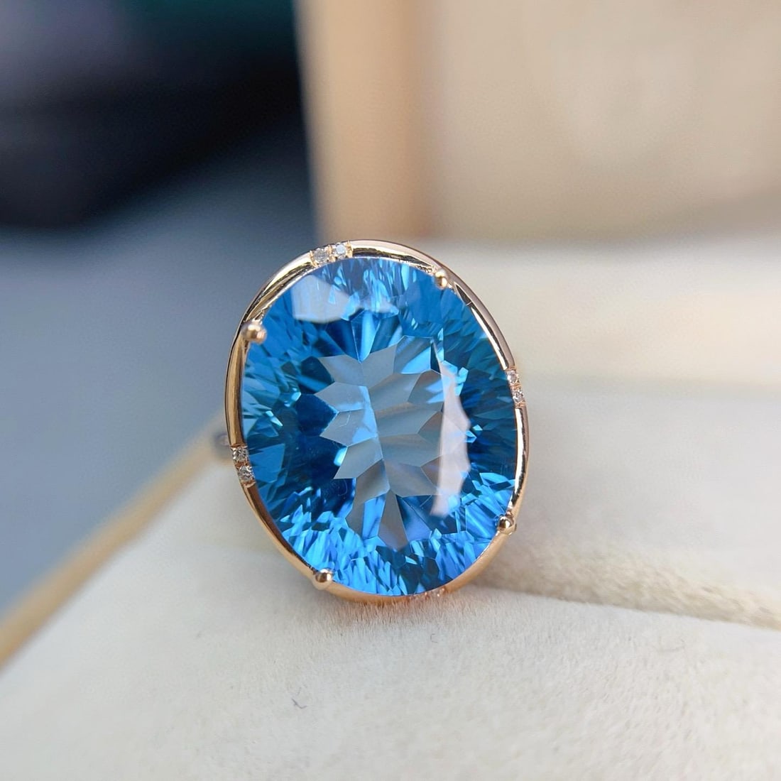 14k Gold 17.05 Ct Natural Topaz & Diamond Ring: Ref:231038386 // gold content:14k gold // ring size:7. 25us // // main gemstone:topaz // shape:oval // carat weight:17. 05ct // color:blue // treatment:natural // // adjacent gemstone 2 : diamond //