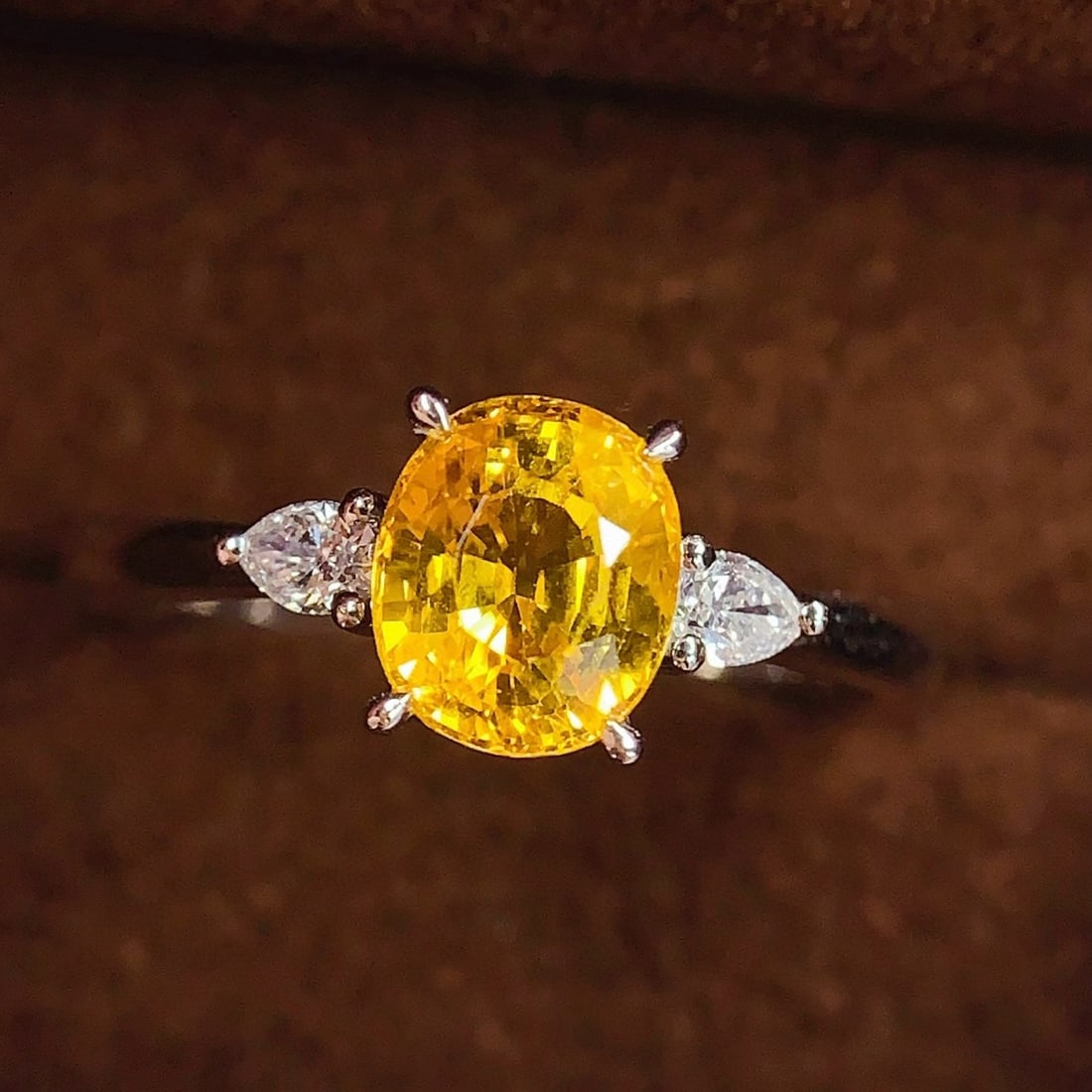 14k Gold 1.65 Ct Natural Sapphire & Diamond Ring: Ref:231038411 // gold content:14k gold // ring size:7. 25us // // main gemstone:sapphire // shape:oval // carat weight:1. 65ct // color:yellow // treatment:natural // // adjacent gemstone 2 : diamond 
