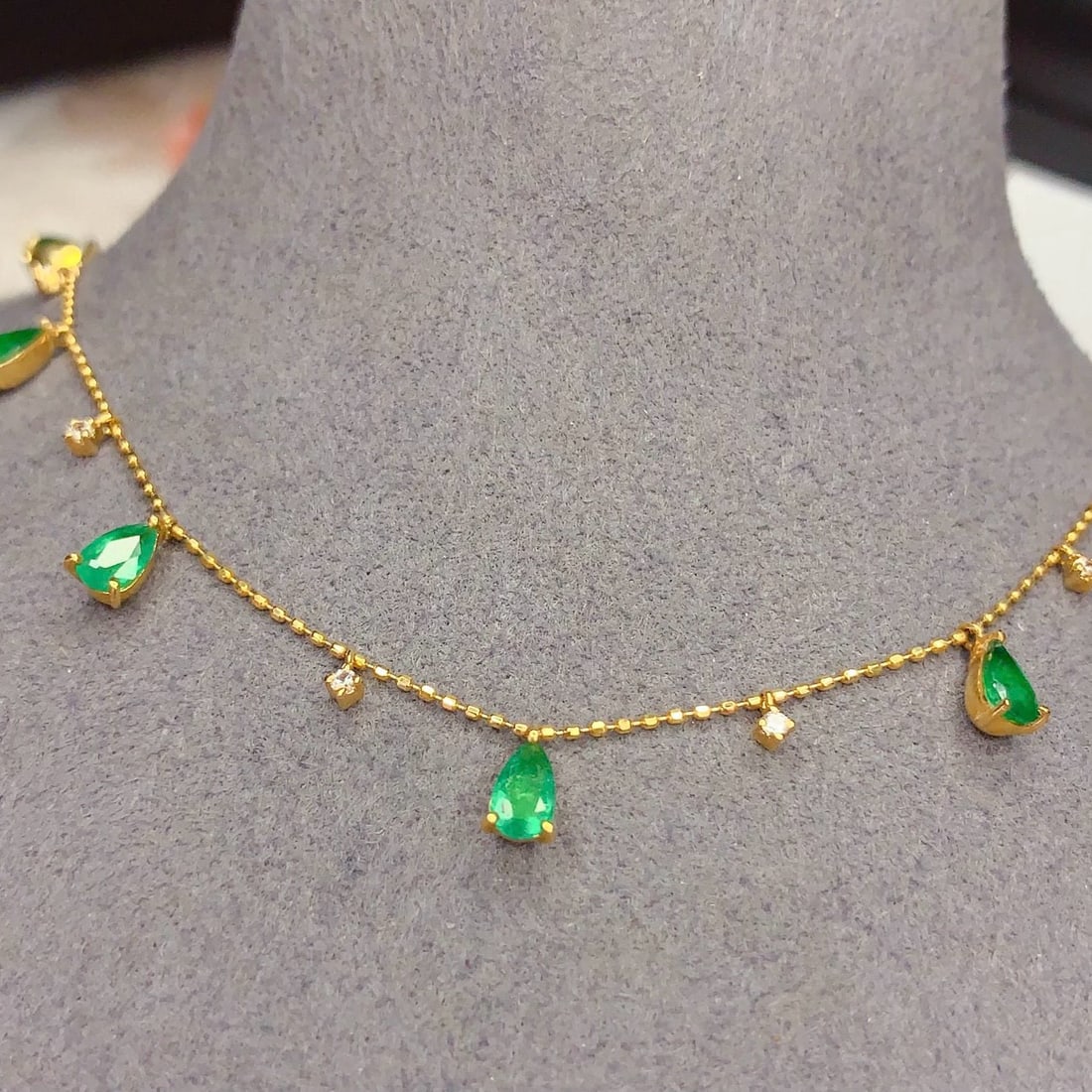 14k Gold 2.15 Ct Natural Emerald & Sapphire Necklace: Ref:231038412 // gold content:14k gold // main gemstone:emerald // shape:pear // carat weight:2. 15ct // color:green // treatment:natural // // adjacent gemstone 2 : sapphire // number of stones:6 //