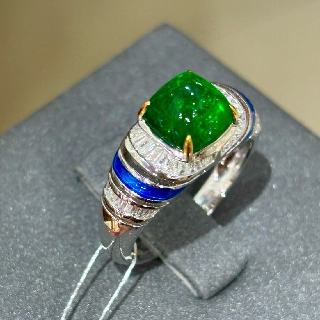 14k Gold 2.35 Ct Vivid Green Natural Emerald & Diamond Ring: Ref:231038415 // gold content:14k gold // ring size:7. 25us // // main gemstone:emerald // shape:suger-loaf // carat weight:2. 35ct // color:vivid green // treatment:natural // // adjacent gemstone 2