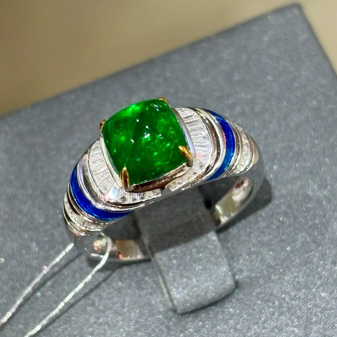 14k Gold 2.35 Ct Vivid Green Natural Emerald & Diamond Ring - 2