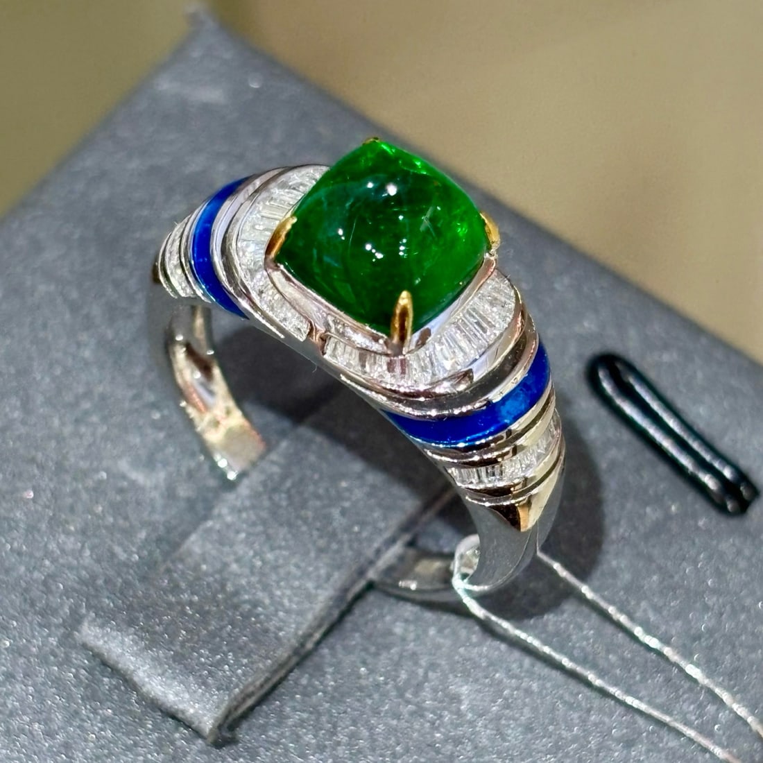 14k Gold 2.35 Ct Vivid Green Natural Emerald & Diamond Ring - 3
