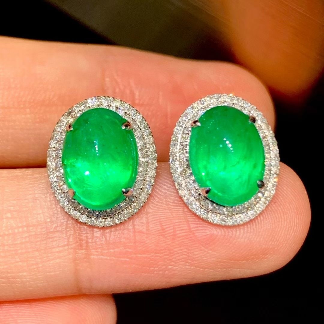 14k Gold 5.6 Ct Vivid Green Natural Emerald & Diamond Earrings: Ref:231038416 // gold content:14k gold // main gemstone:emerald // shape:oval // carat weight:5. 6ct // color:vivid green // treatment:natural // // adjacent gemstone 2 : diamond // shape:round // cla