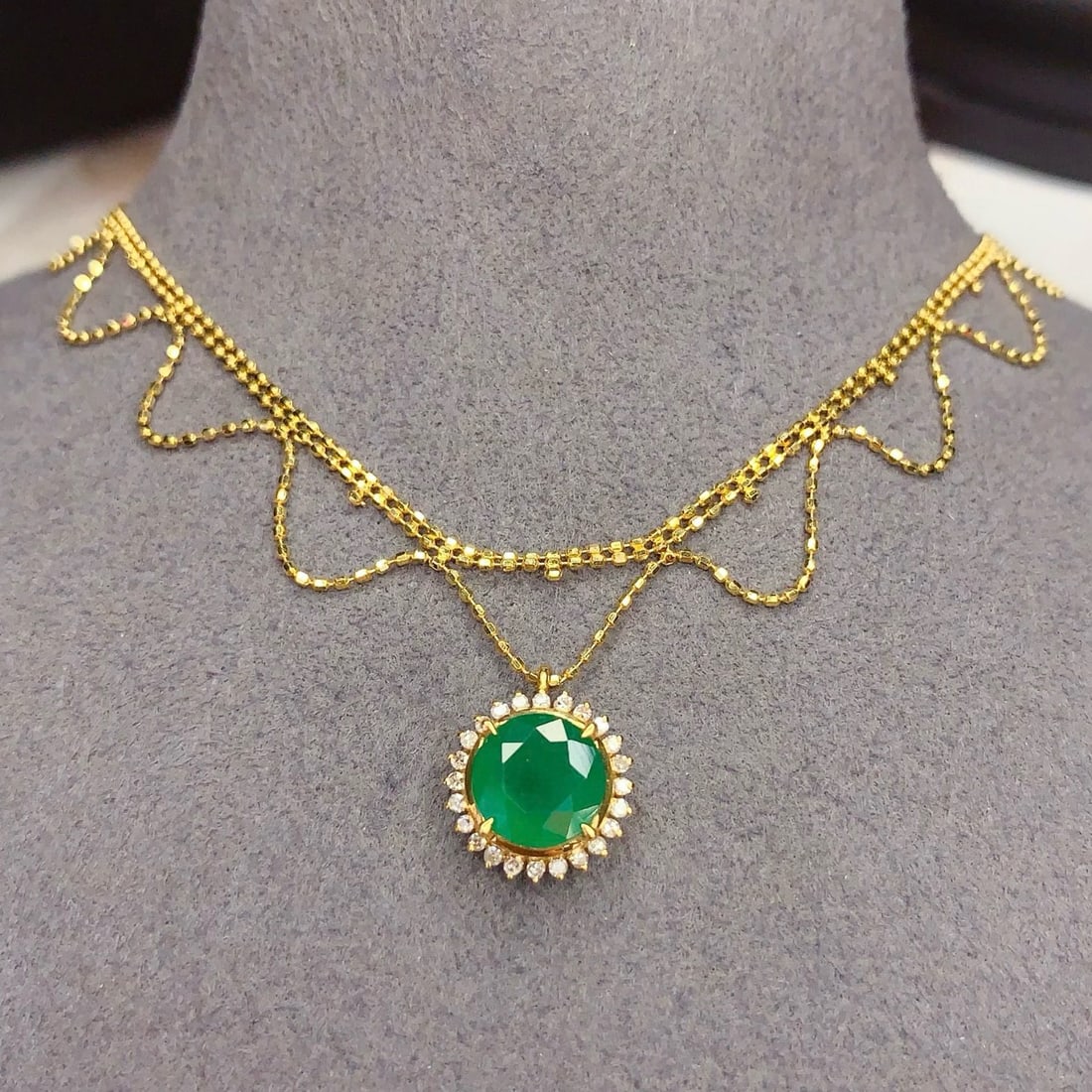 14k Gold 1.5 Ct Vivid Green Natural Emerald & Diamond Necklace: Ref:231038421 // gold content:14k gold // main gemstone:emerald // shape:round // carat weight:1. 5ct // color:vivid green // treatment:natural // cut grade:g // // adjacent gemstone 2 : diamond //