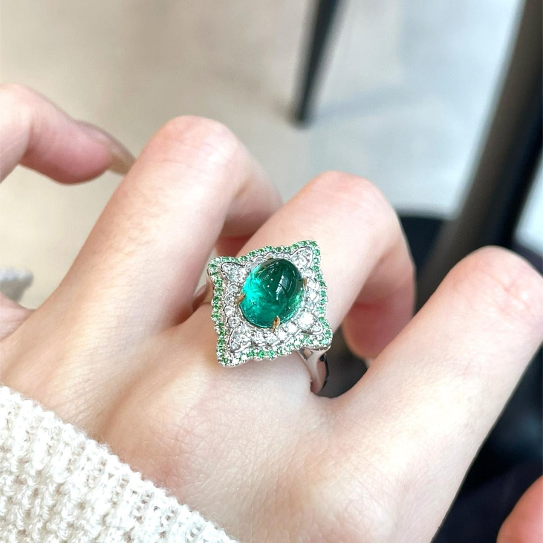 14k Gold 2.6 Ct Natural Emerald & Diamond Ring: Ref:231038423 // gold content:14k gold // ring size:7. 25us // // main gemstone:emerald // shape:oval // carat weight:2. 6ct // color:green // treatment:natural // // adjacent gemstone 2 : diamond //