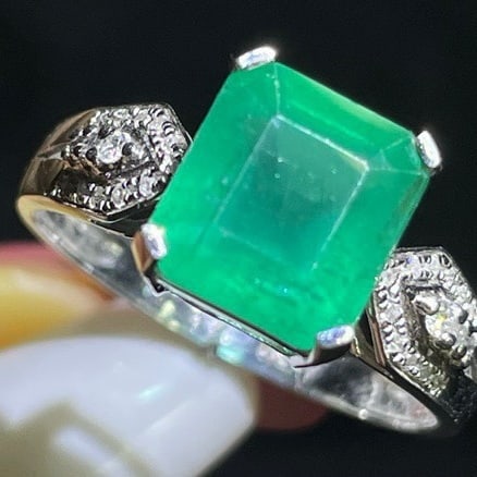 14k Gold 3.6 Ct Natural Emerald & Diamond Ring: Ref:231038447 // gold content:14k gold // ring size:7. 25us // // main gemstone:emerald // shape:octagonal // carat weight:3. 6ct // color:green // treatment:natural // // adjacent gemstone 2 : diamon