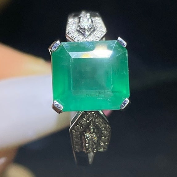 14k Gold 3.6 Ct Natural Emerald & Diamond Ring - 2