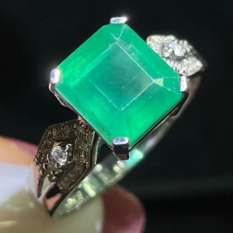 14k Gold 3.6 Ct Natural Emerald & Diamond Ring - 6