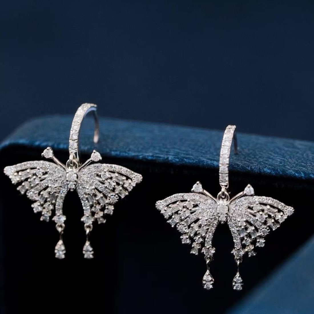 14k Gold 1.36 Ct Natural H Diamond Earrings: Ref:231039009 // gold content:14k gold // main gemstone:diamond // shape:round // carat weight:1. 36ct // clarity grade:vs-si // color:h // treatment:natural // cut grade:g // Condition: New Low Estim