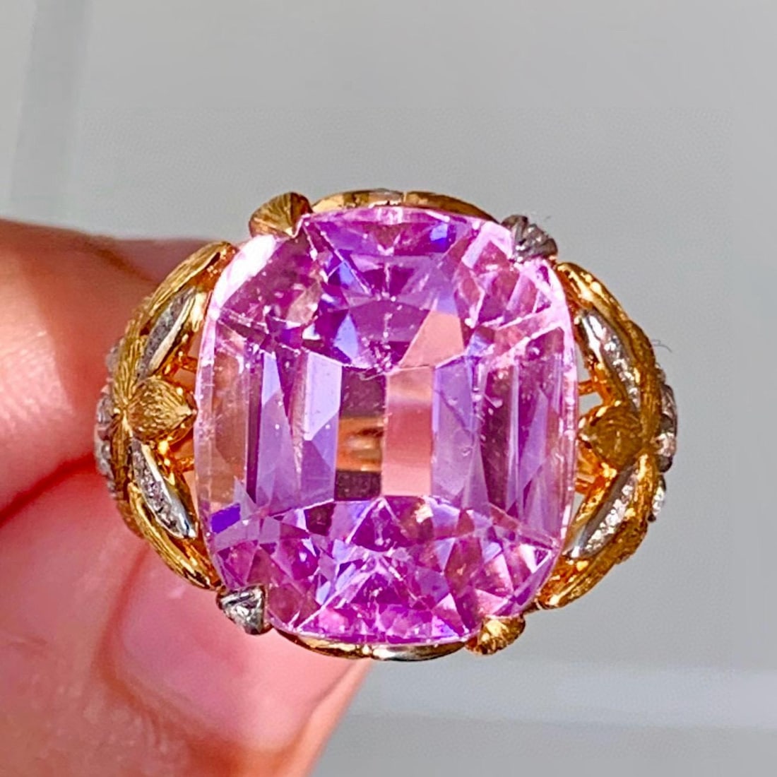14k Gold 15.2 Ct Natural Kunzite & Diamond Ring: Ref:231039018 // gold content:14k gold // ring size:7. 25us // // main gemstone:kunzite // shape:cushion // carat weight:15. 2ct // color:purple // treatment:natural // // adjacent gemstone 2 : diamon