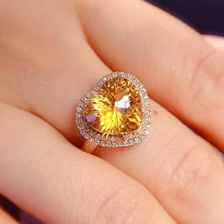14k Gold 4.54 Ctw Natural Citrine & Diamond Ring: Ref:231039020 // gold content:14k gold // ring size:7. 25us // // main gemstone:citrine // shape:heart // carat weight:4. 23ct // color:yellow // treatment:natural // // adjacent gemstone 2 : diamond 