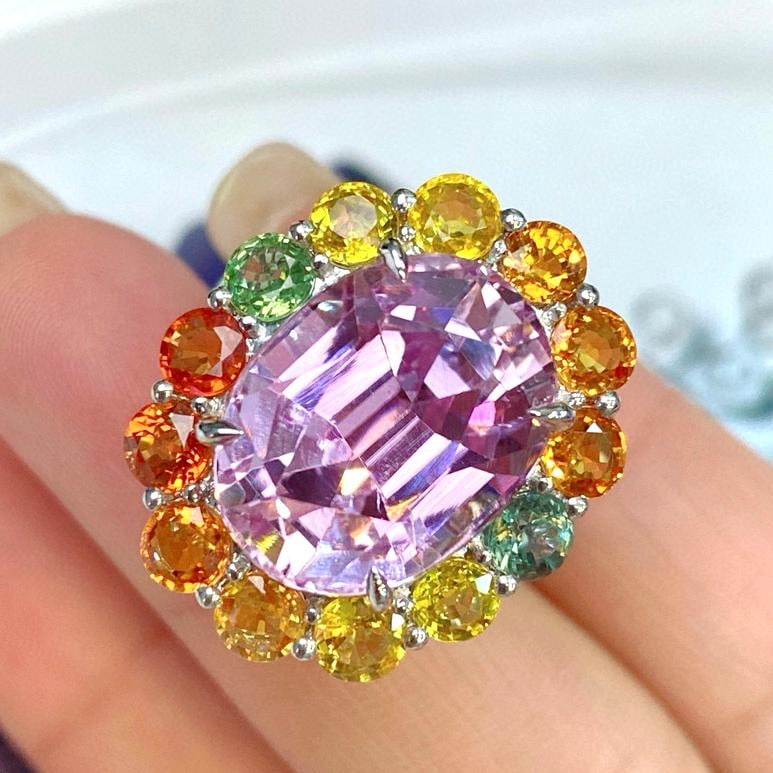 14k Gold 17.53 Ctw Natural Kunzite & Sapphire Ring: Ref:231039045 // gold content:14k gold // ring size:7. 25us // // main gemstone:kunzite // shape:oval // carat weight:13. 16ct // color:purplish pink // treatment:natural // // adjacent gemstone 2 : s